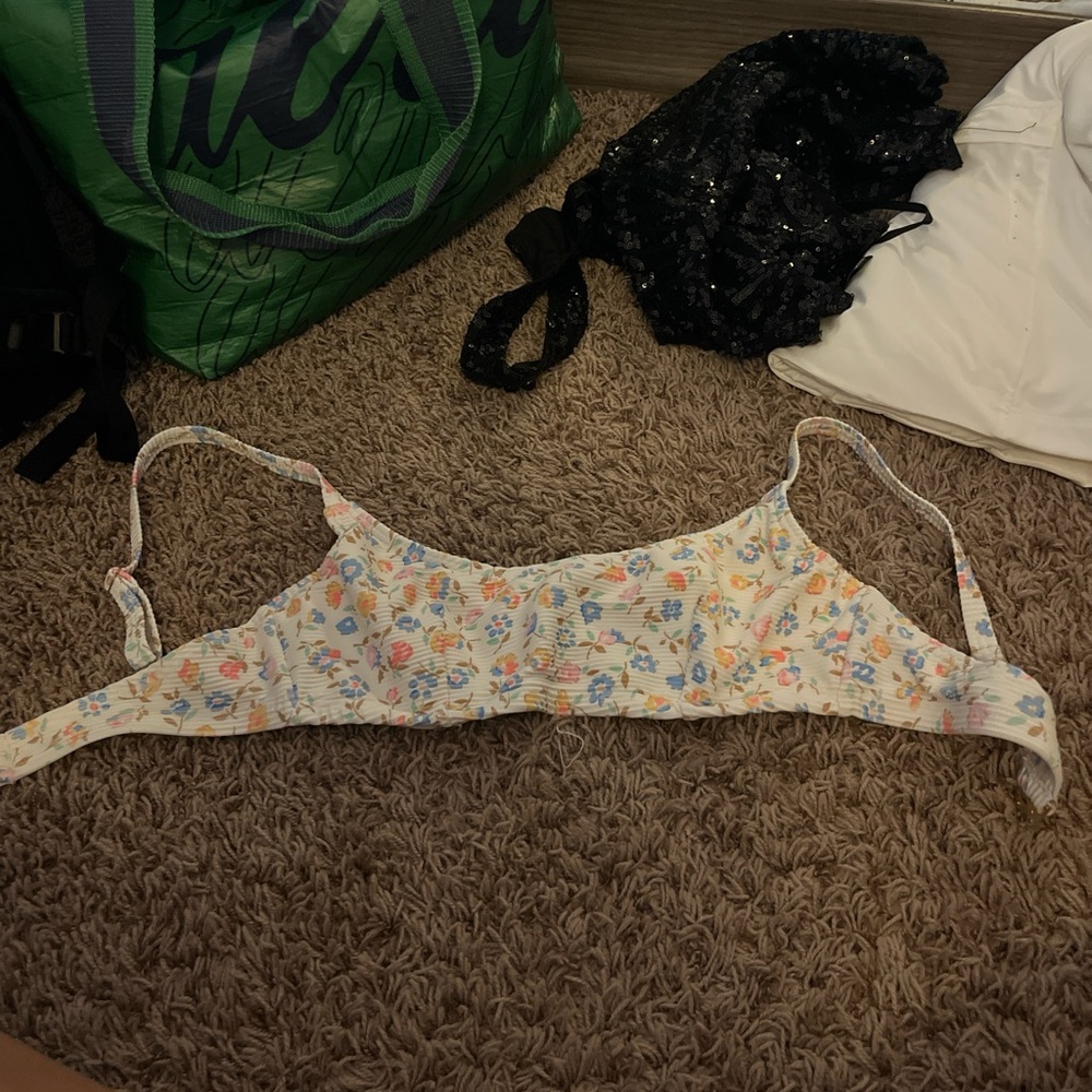 Floral Print billabong bikini top barely worn